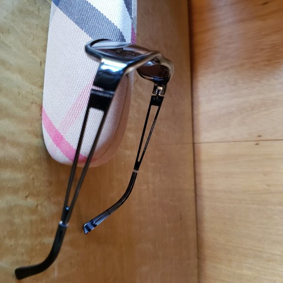 COPY - Burberry Sunglasses - Picture 9 of 9